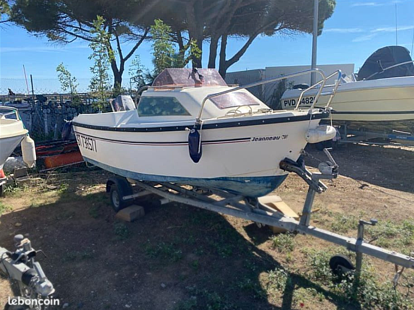 Arriere du bateau avec moteur et echelle