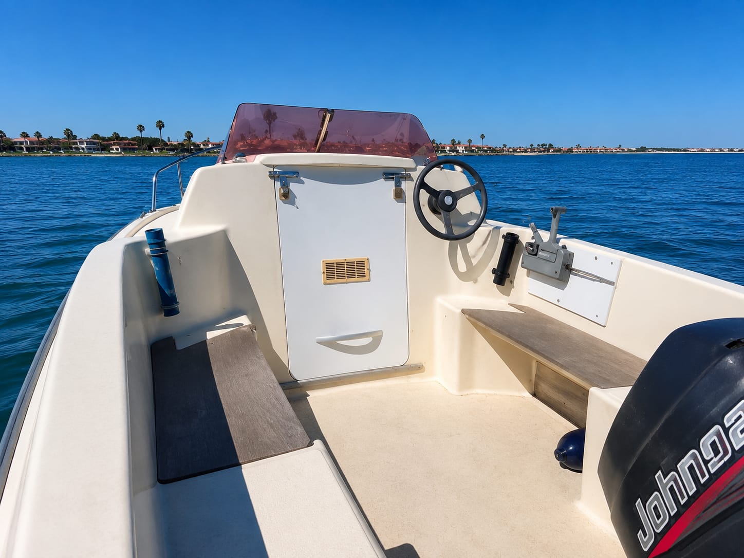 Poste de pilotage et cockpit du bateau