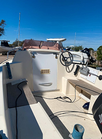 Poste de pilotage et cockpit du bateau